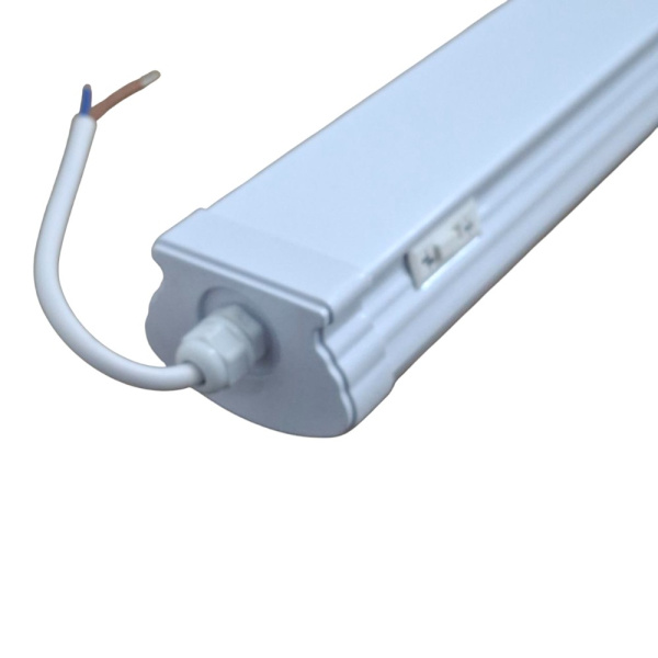 Линейный накладной светильник в кабинете, равномерное освещение