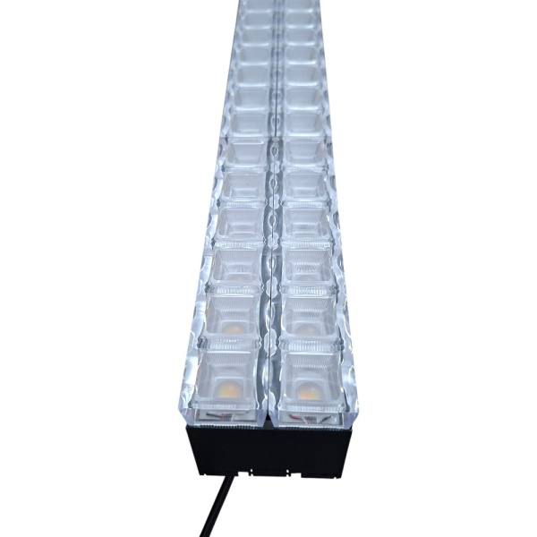 Накладные линейные светильники в учебном классе, равномерный свет