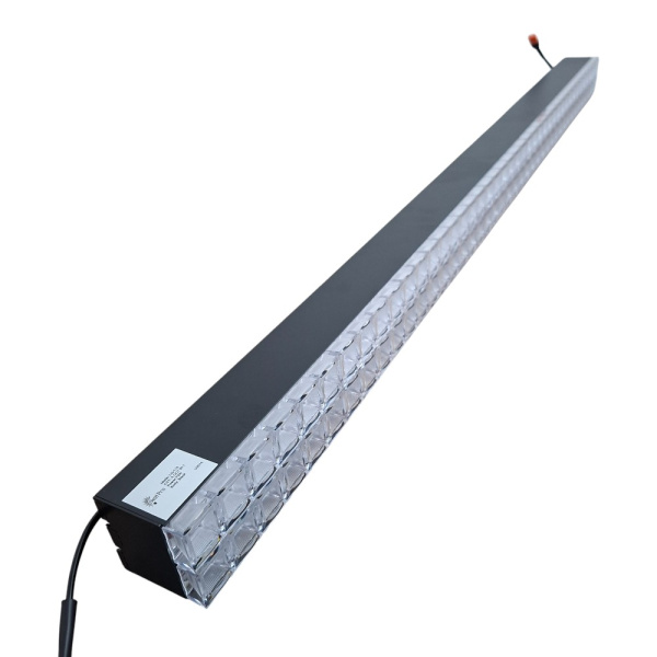 Накладные линейные светильники в учебном классе, равномерный свет