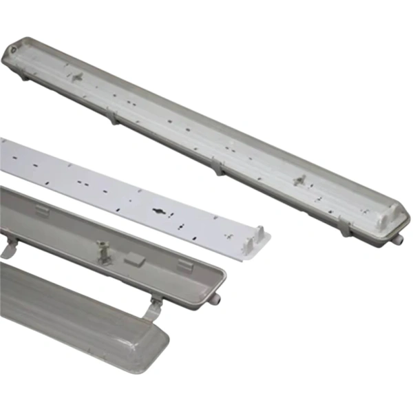 Накладной линейный светильник на потолке, равномерная засветка помещения